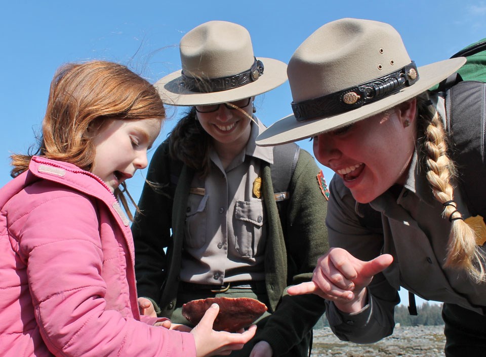 Rangers share intertidal life with kids Rangers share intertidal life with kids