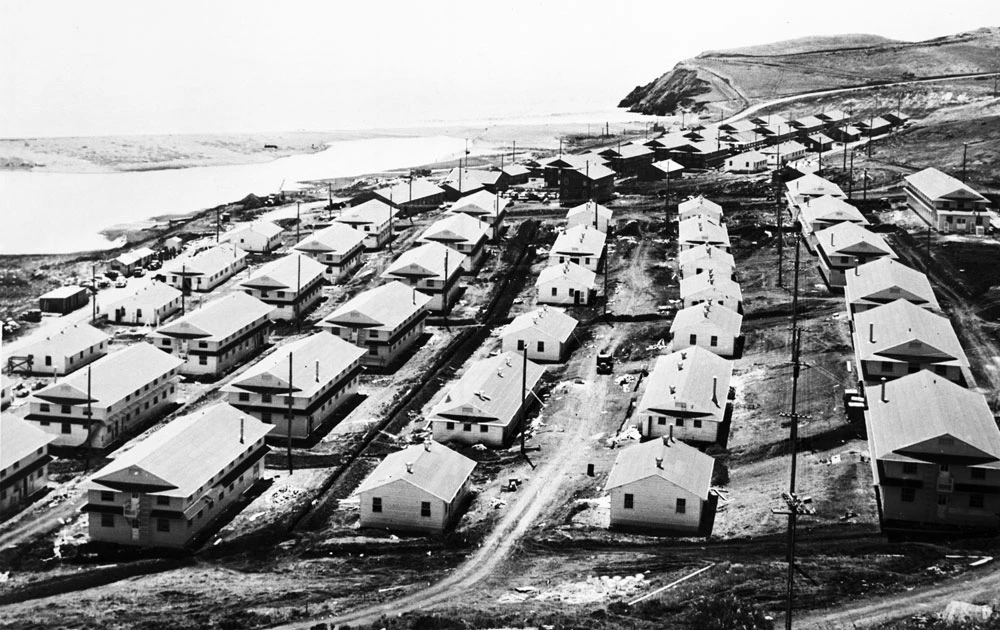 Cronkhite-barracks-c1941-(Interp-Coll-77-C-38) long rows of white wooden barracks near a beach