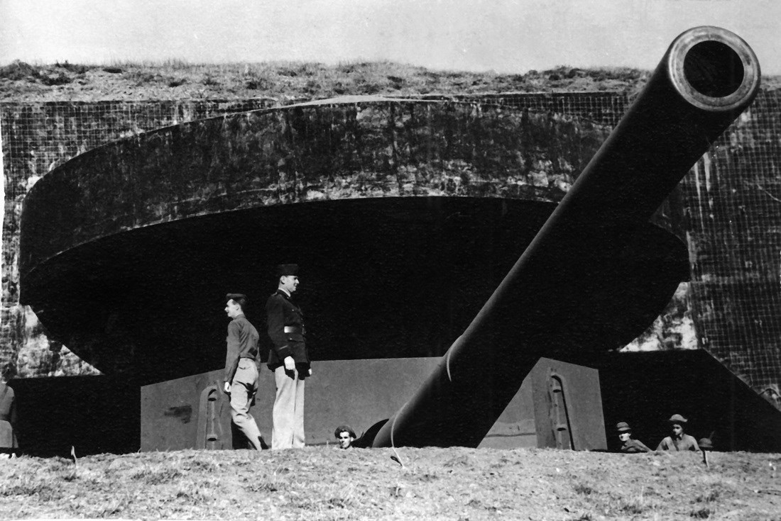 Soldiers inspecting Battery Townsley