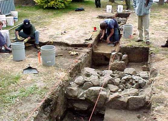 Photo of archeologists working on Presidio dig