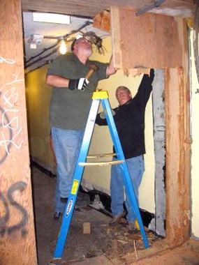 volunteers removing non-historic wood from Battery Townsley corridor