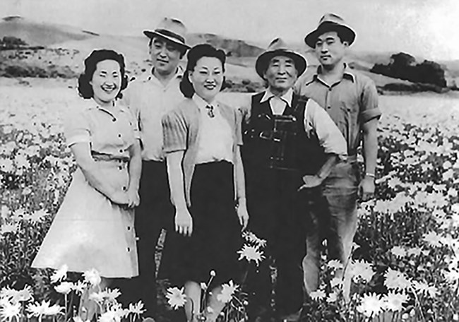 Seiro Sato Fam 1940-01 man stands with four children