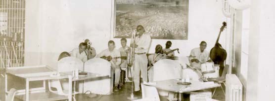 GOGA 35266 004 Alcatraz inmate band in dining room with four-man tables front image