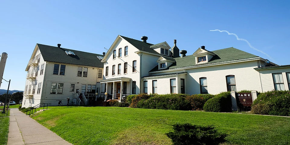 xFOMA_161009_nhs_17-2 big fort mason headquarter building
