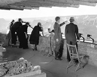 05829 NATURALIST EDWIN MCKEEE SHOWS THE CANYON TO VISITORS AT YAVAPAI OBSERVATION STATION. 1930