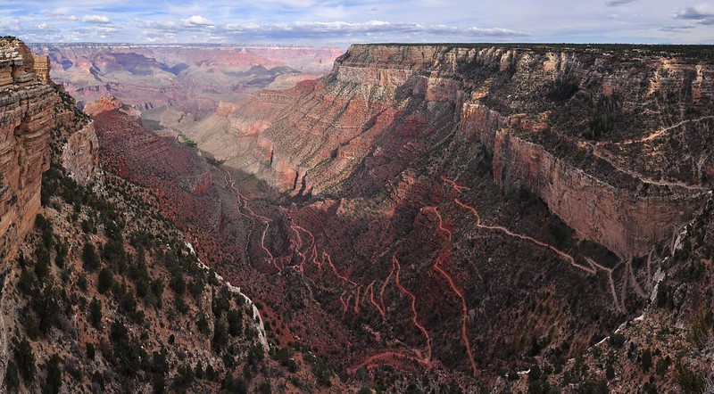 The Bright Angel Trail as it switchbacks into the inner canyon