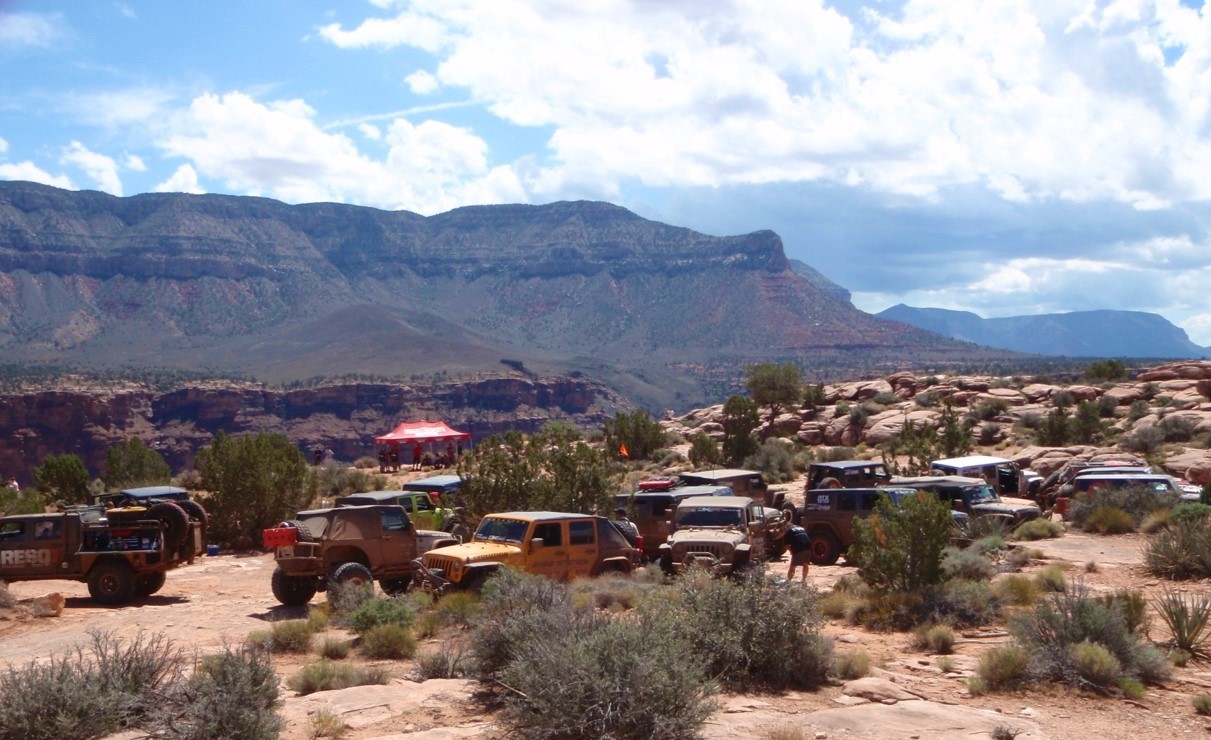 A congested overlook at Tuweep with many cars