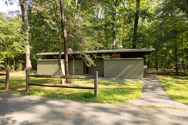 Two paths lead to a comfort station in the middle of campground B