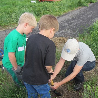 TRT Planting flowers with kids