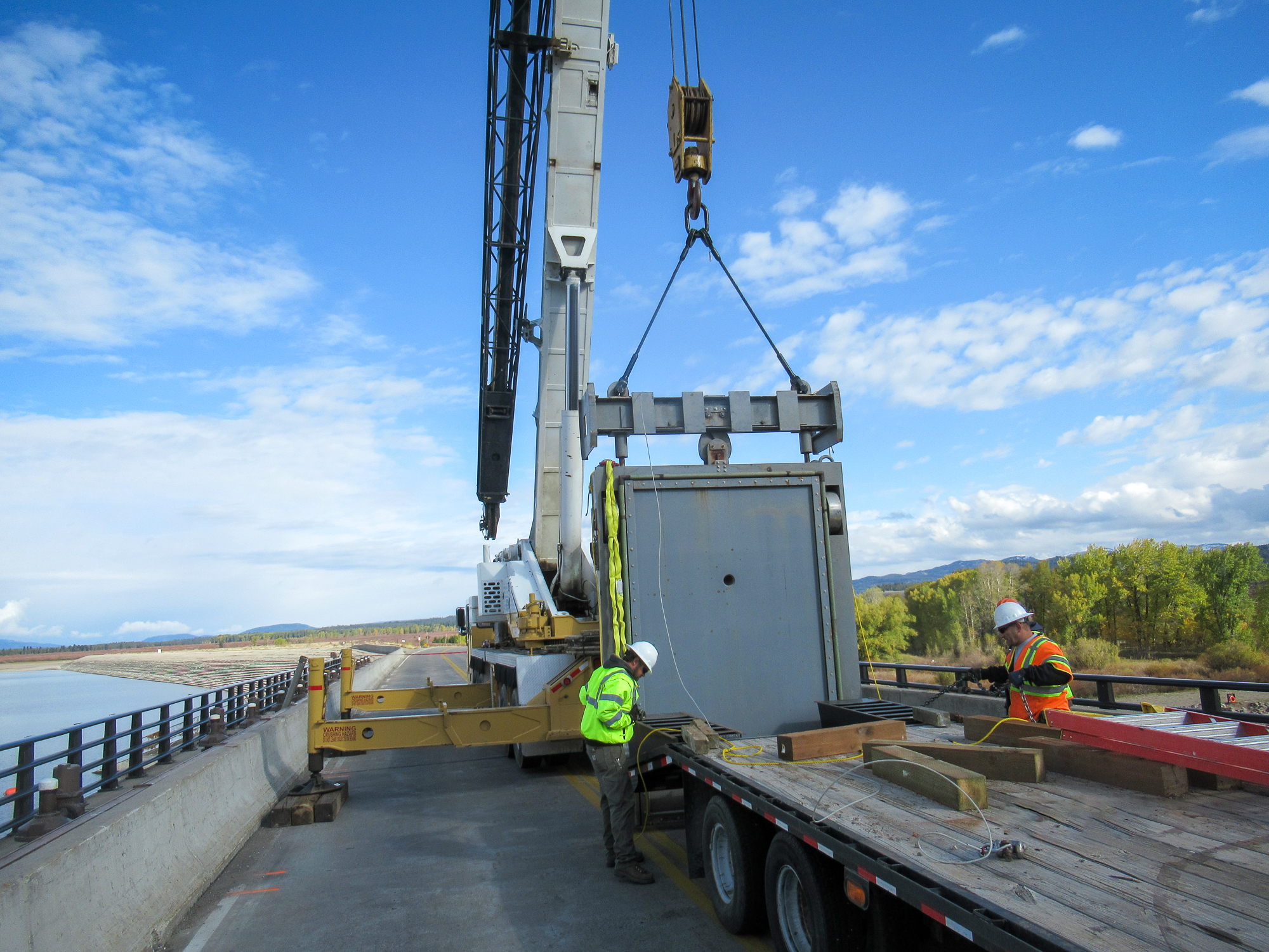BOR maintenance on Jackson Lake Dam BOR staff perform crane work on Jackson Lake Dam