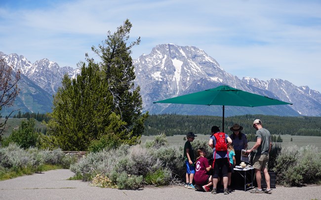 Ranger speaks with family at overlook
