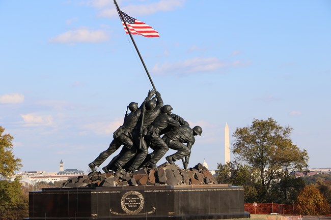 US Marine Corps War Memorial depicts marines raising a U.S. flag.