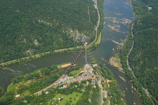 two rivers join; two mountains separated by the river; a town on a peninsula, which the rivers flow around