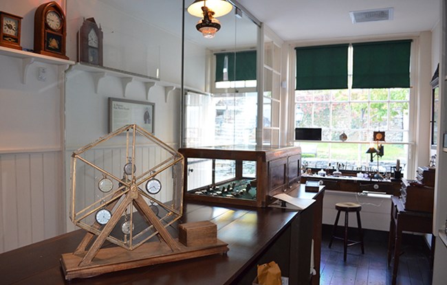Watch display case (Reproduction)