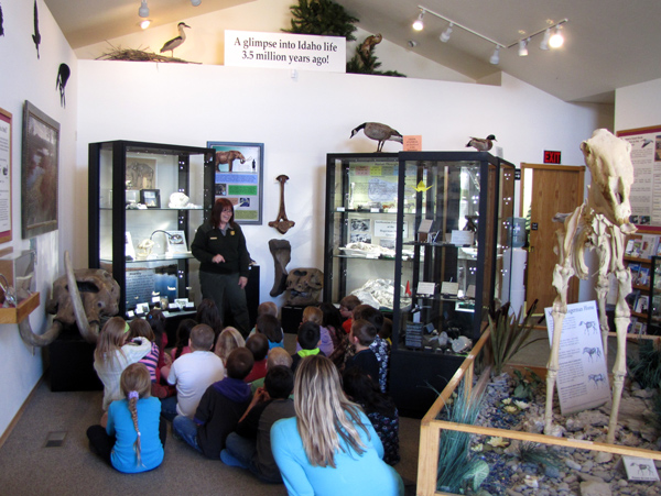 Ranger teaching students about a variety of fossils. Ranger teaching students about a variety of fossils.