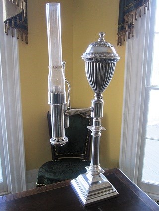 lt= A silver plated oil lamp