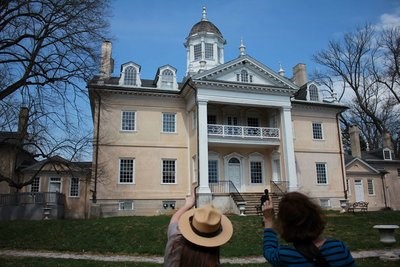 Park Ranger pointing at Hampton mansion