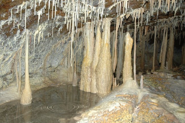 Geomunoreum lava tubes