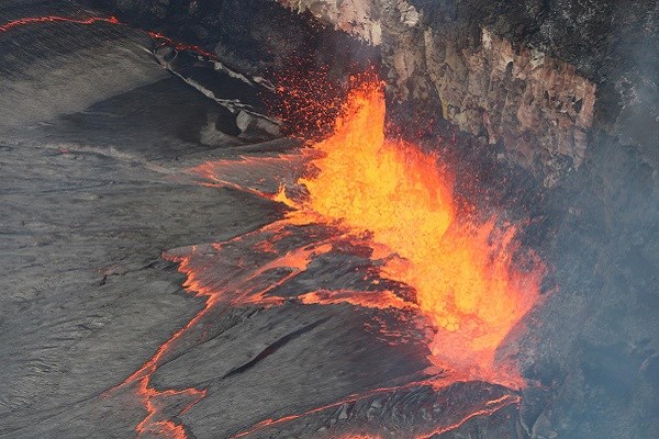 A large fountain at the surface of a lava lake.