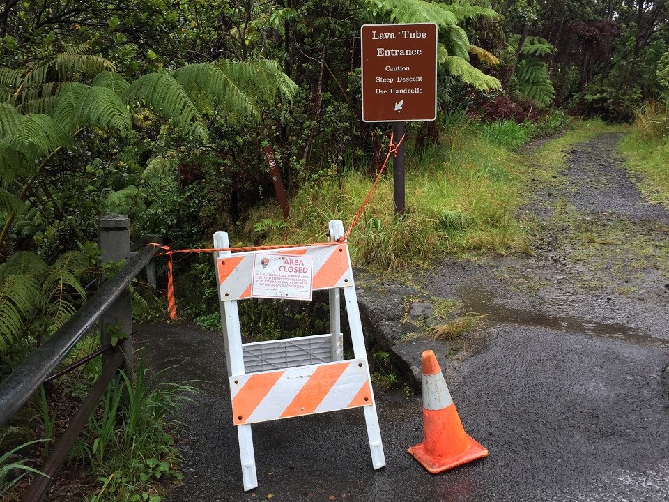 Closure sign at entrance to lava tube