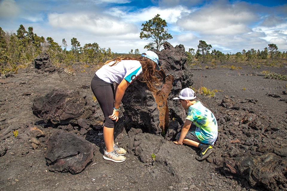 960_HAVO_2019_Young boy and mother at lava tree mold_J.Wei A young boy and his mother peer into a lava tree mold