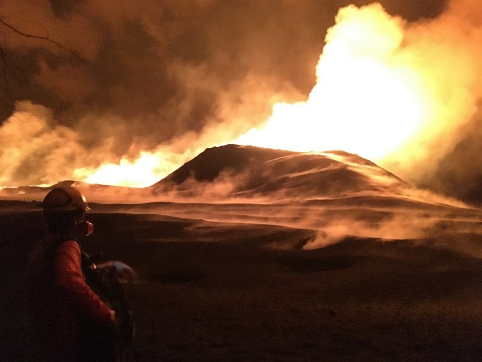 Geologist among volcanic air pollution Geologist among volcanic air pollution