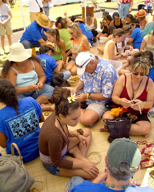 Members of ‘Aha Pūhala o Puna show visitors how to weave pandanus leave