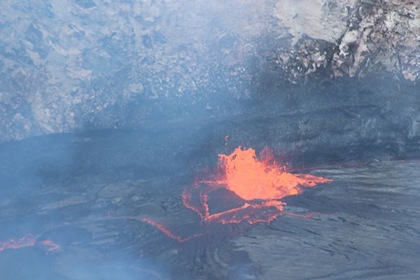 Degassing lava lake within Halema‘uma‘u Crater