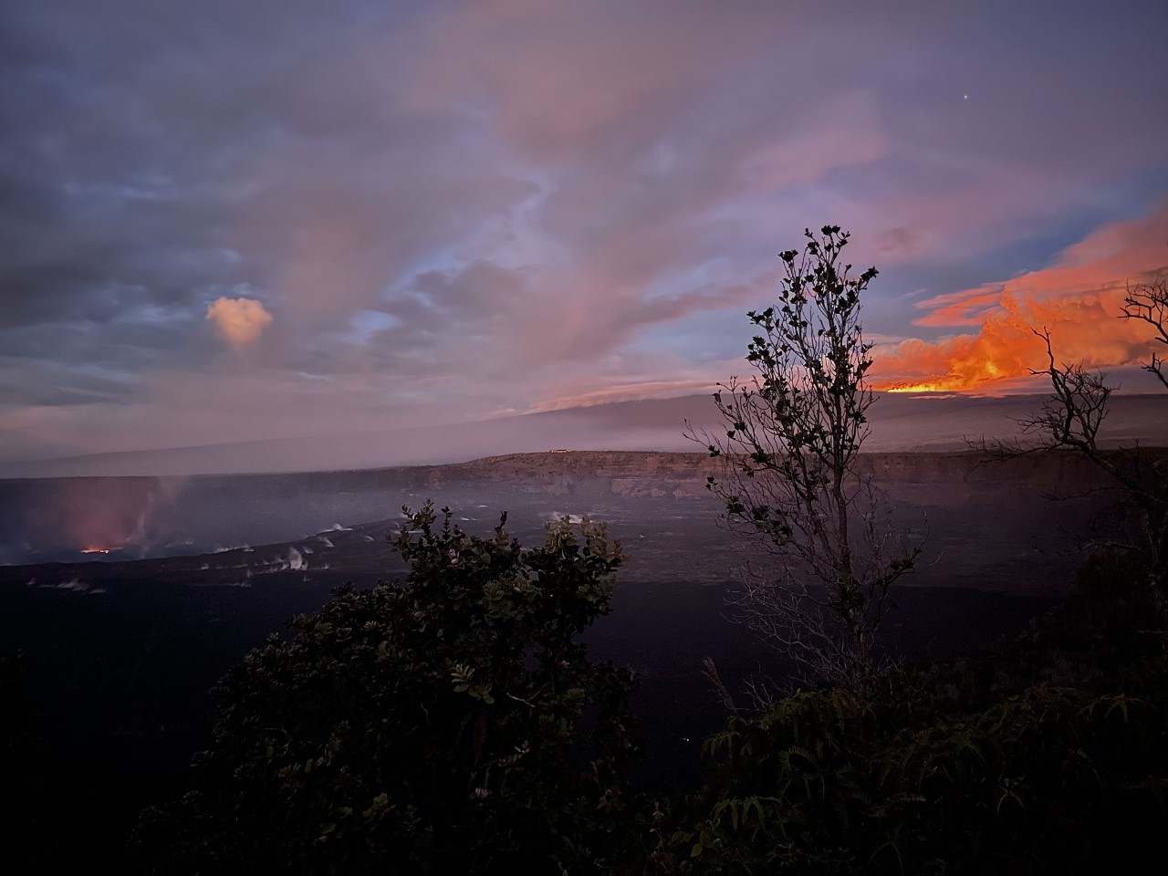 Kīlauea (left) and Mauna Loa (right) erupt at the same time Two volcanoes erupt and glow at the same time