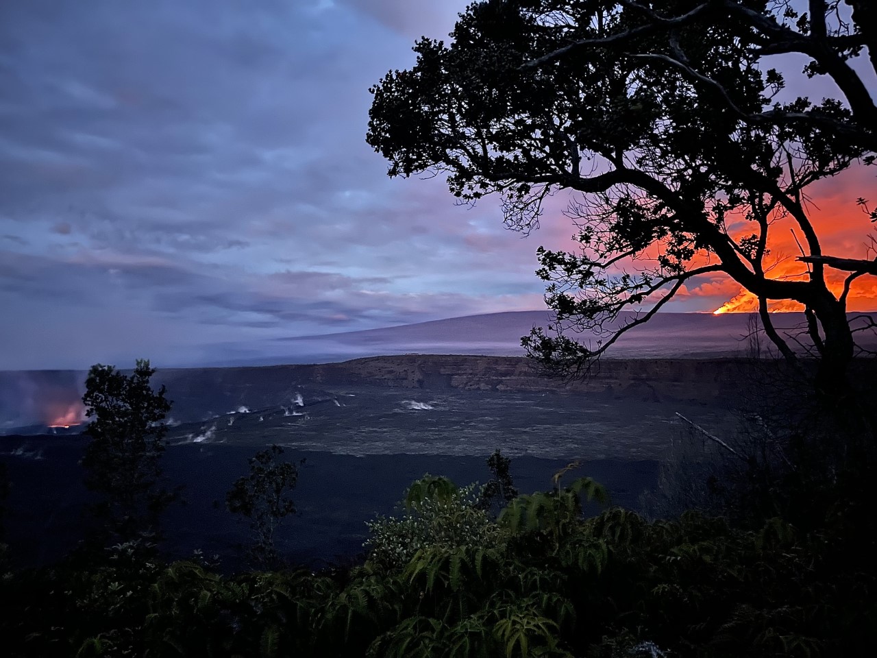 Kilauea and Mauna Loa erupt in tandem in Hawaiʻi Volcanoes National Park Two volcanoes erupt and lava reflects into the pre-dawn sky