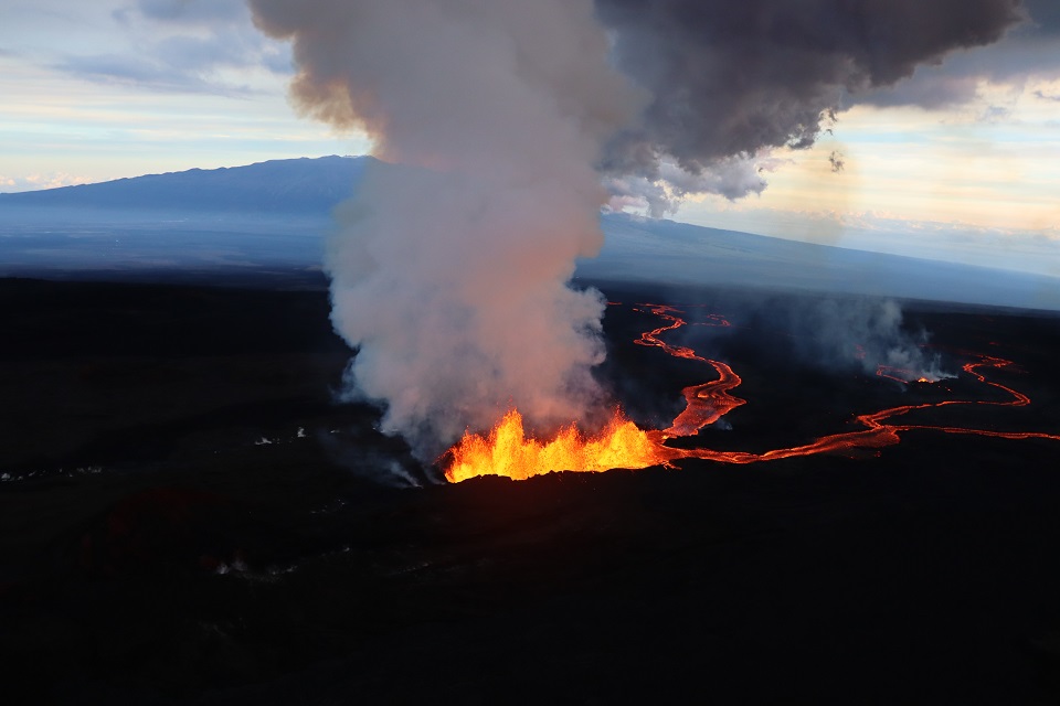 USGS Mauna Loa eruption 11.30.22 A volcano erupts in a fiery fountain of molten lava and gas