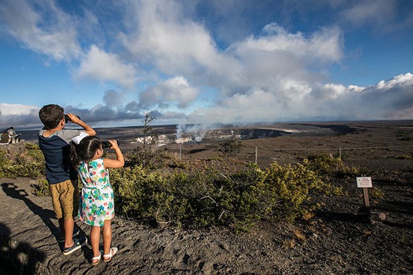 Keiki (children) looking at lava lake at Kīlauea summit from Jaggar Museum