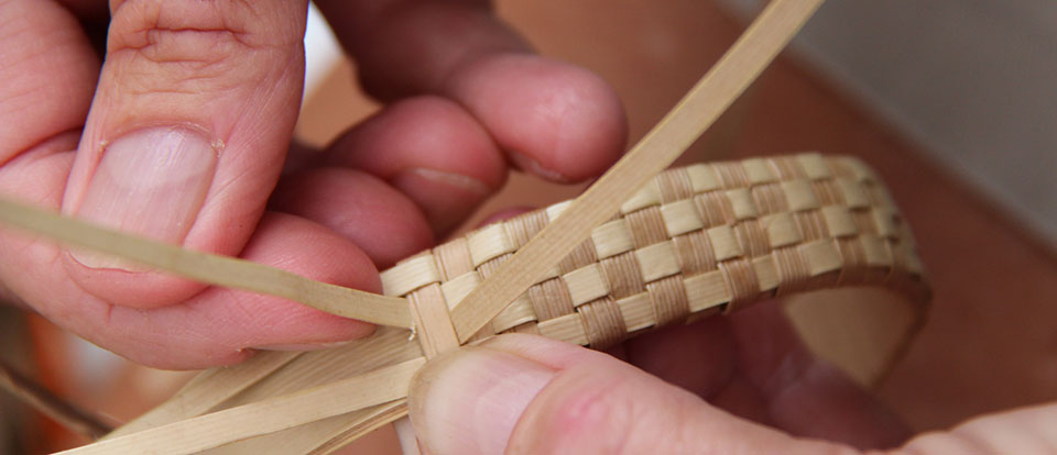 Plaiting a lauhala bracelet