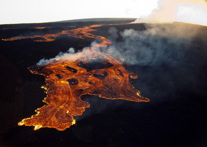 Lava flows from Mauna Loa Northeast Rift Zone, March 25, 1984