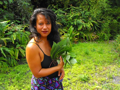 Momi Subiono with a handful of māmaki leaves