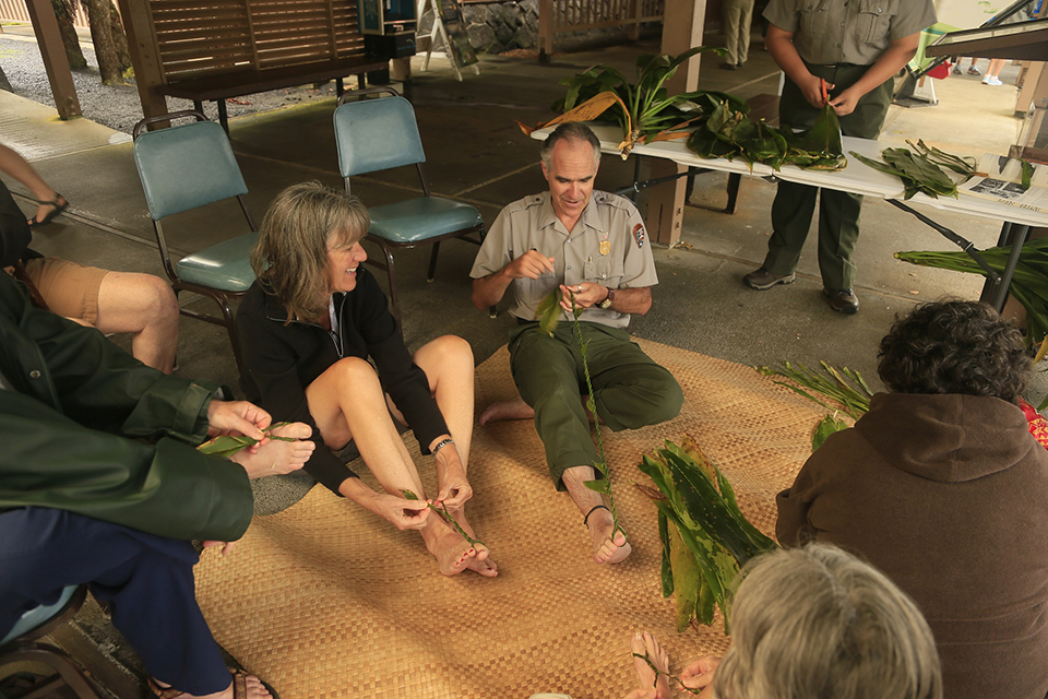 Making a tī leaf lei