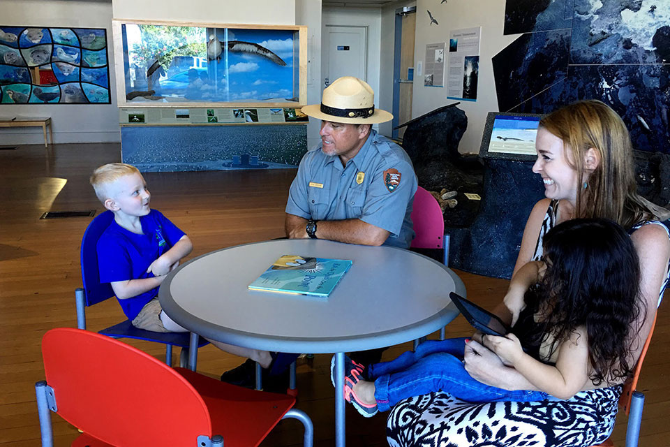 Ranger Keoni talks to visitors at Mokupāpapa Discovery Center Ranger Keoni talks to visitors at Mokupāpapa Discovery Center