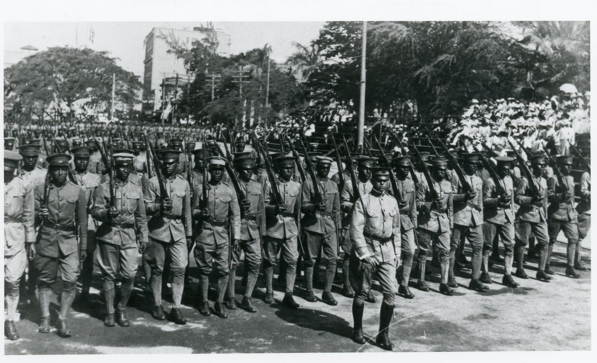 25th Infantry Regiment in Honolulu Group of African-American soldiers with rifles.