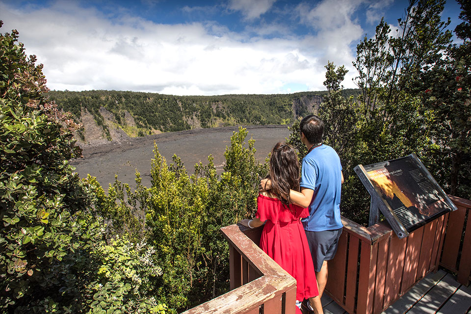 Couple at Pu‘u Pua‘i Overlook Couple at Pu‘u Pua‘i Overlook