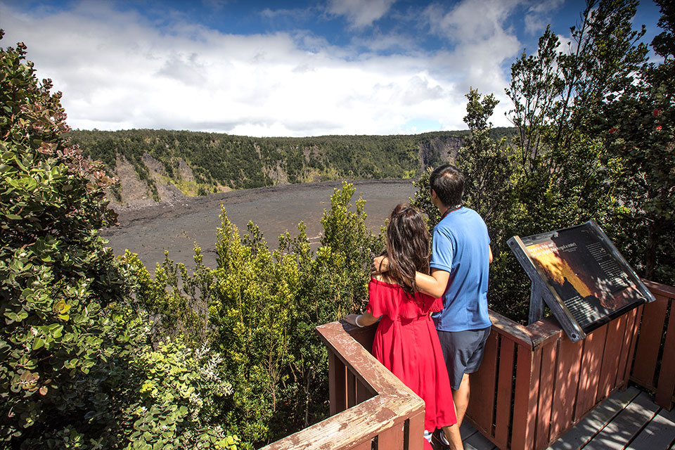 Couple at Pu‘u Pua‘i Overlook