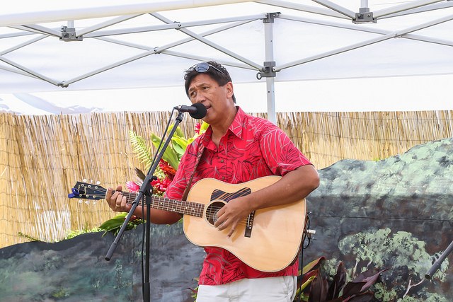 Ken Makuakāne performs