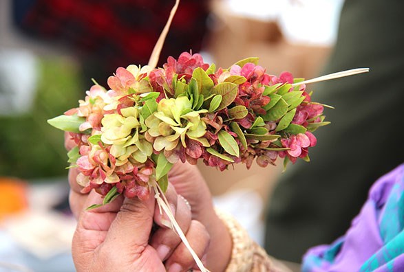 Making lei in the wili style Making lei in the wili style