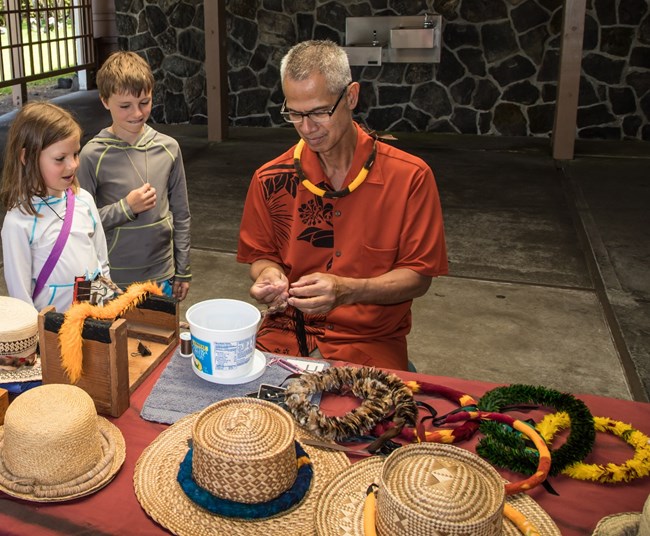 Lei Hulu Artisan Kilohana Domingo and visitors