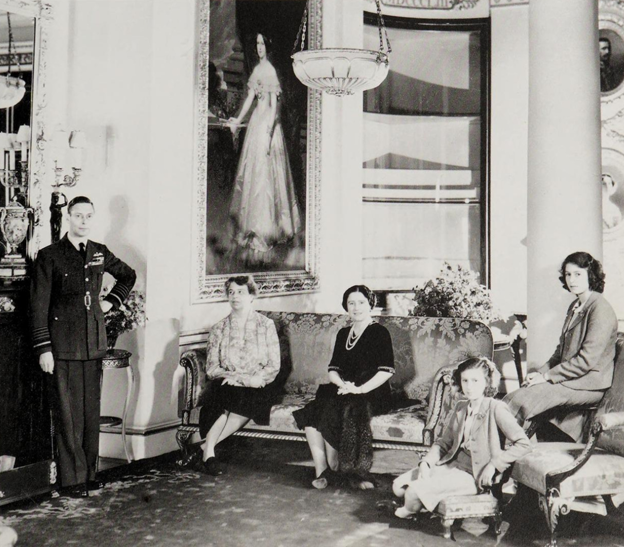 Eleanor Roosevelt poses with the British Royal family inside Buckingham Palace.