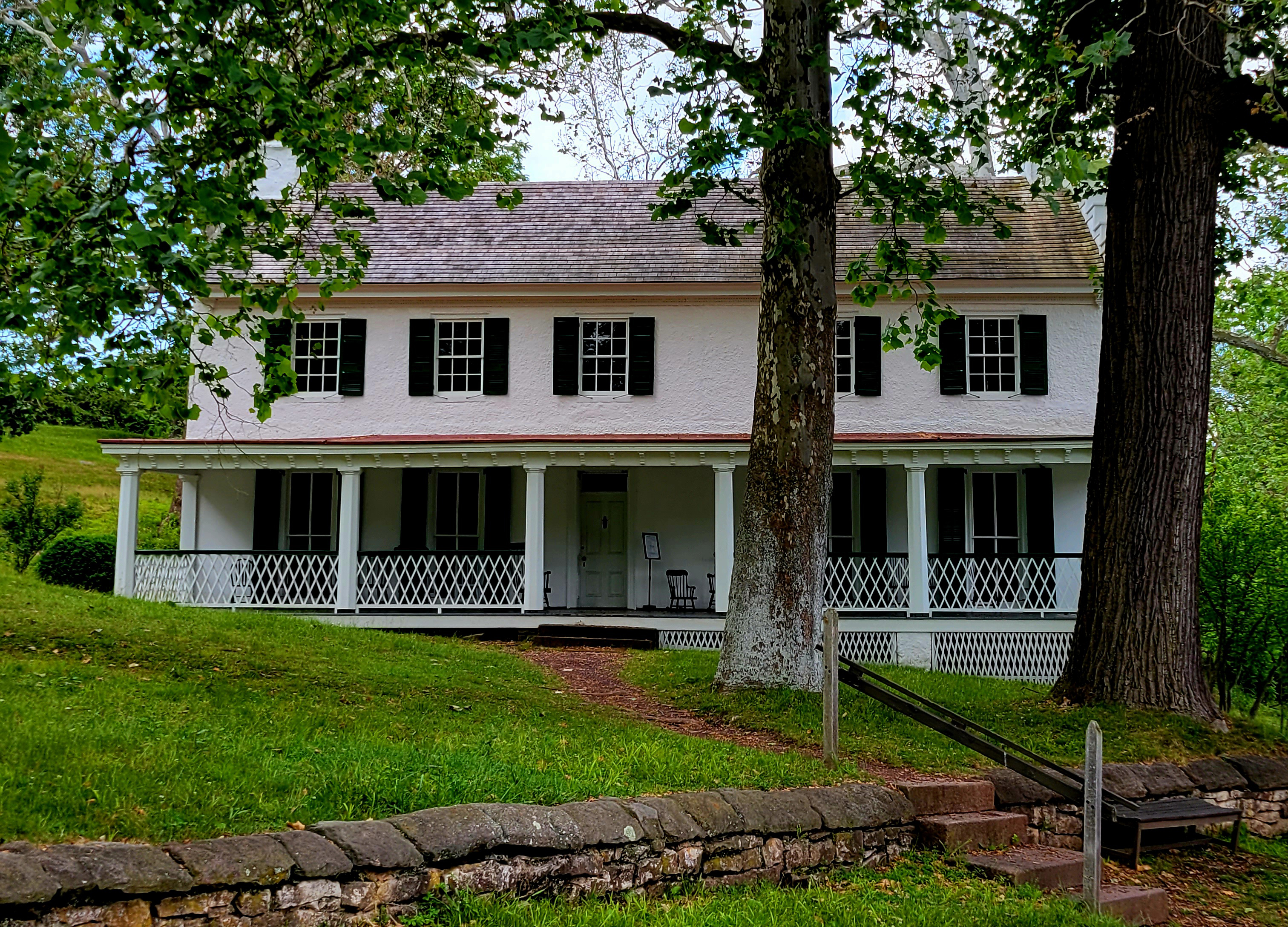 HOFU house A large white house on a hill