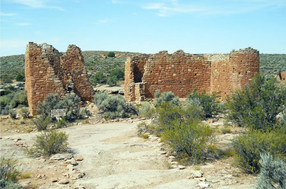 Square Tower Loop trail rock-lined hiking trail leading to Hovenweep Castle