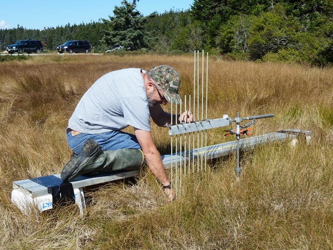 Reading the SET The Surface Elevation Table (SET) is a portable mechanical device used to take high-resolution measurements of marsh surface elevation. The design of the SET ensures that the same wetland surfaces are repeatedly measured over time, and provides scientists
