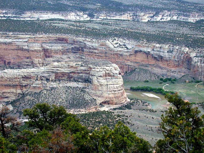 From Harpers Corner Trail, the dramatic bend of the Green River wraps around Steamboat Rock in Echo Park. Steamboat Rock rises above the confluence of the Green and Yampa Rivers.