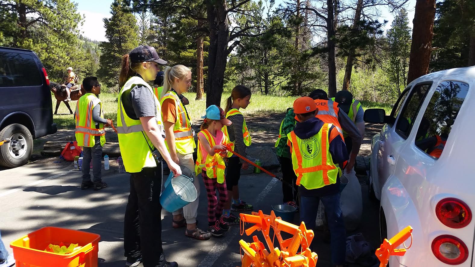 Volunteers picking up trash Volunteers picking up litter