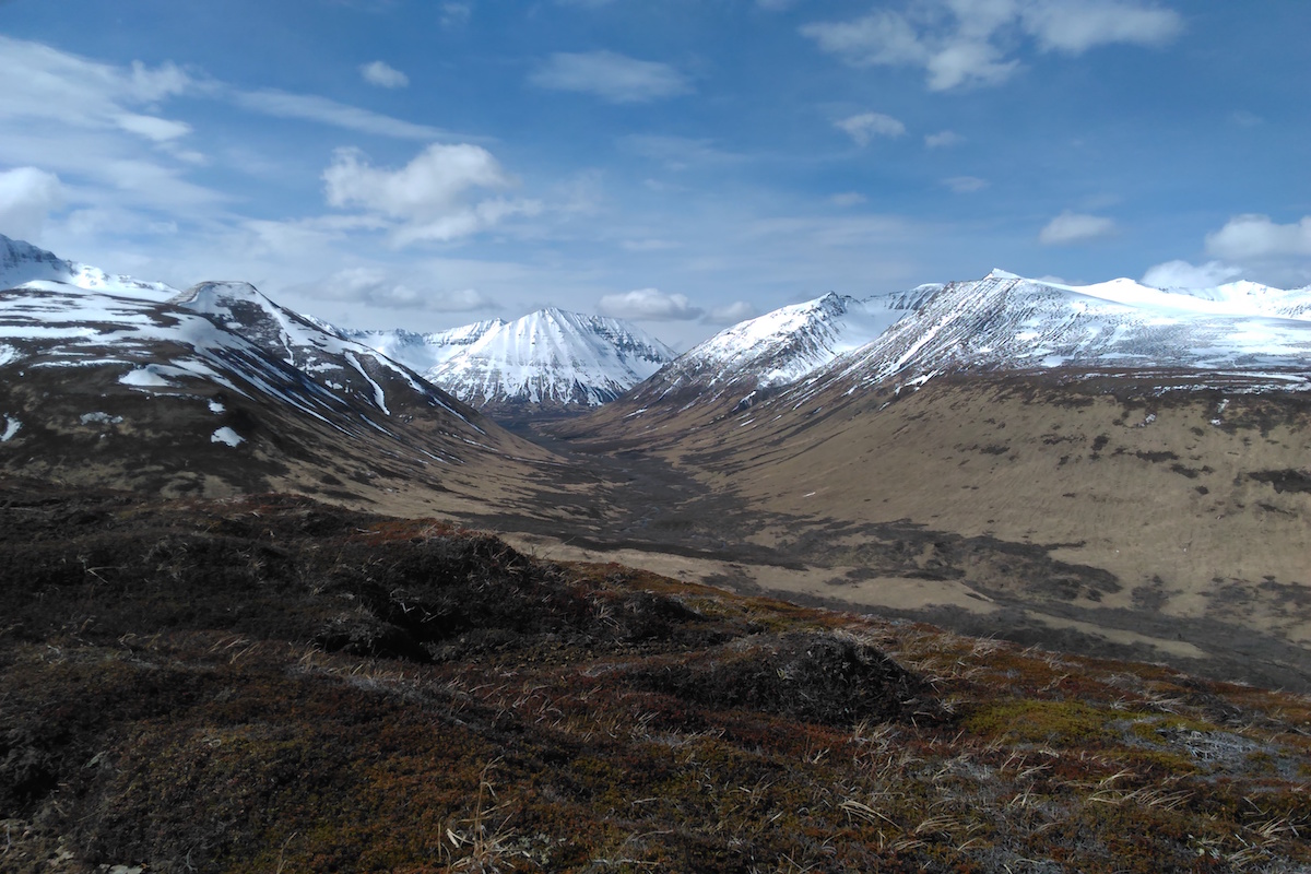 A view of a u-shaped valley and mountains.